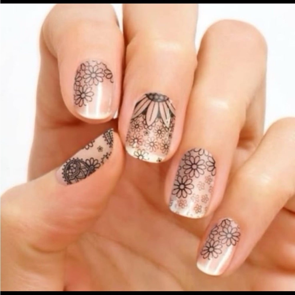 Color Street Hows it Growing Nail Polish Strips - Picture 2 of 4